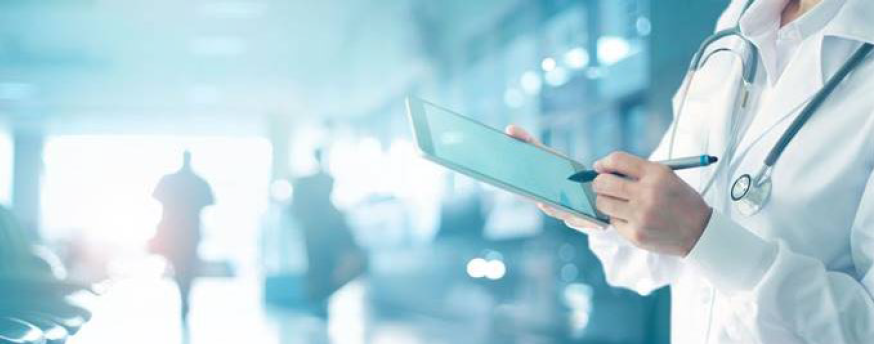 læge med tablet