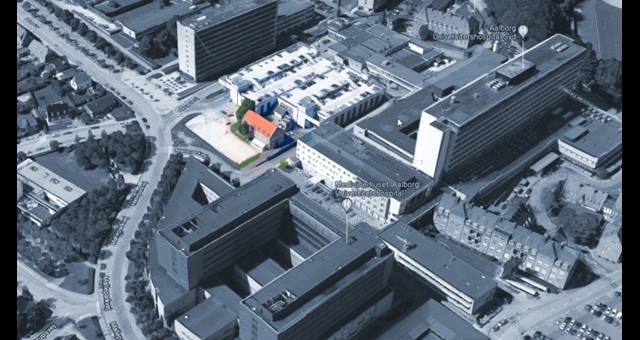 Mappen viser at vores forskningsenhed ligger i den røde bygning foran parkeringshuset. Vores hovedindgang findes i Gartnerboligen.