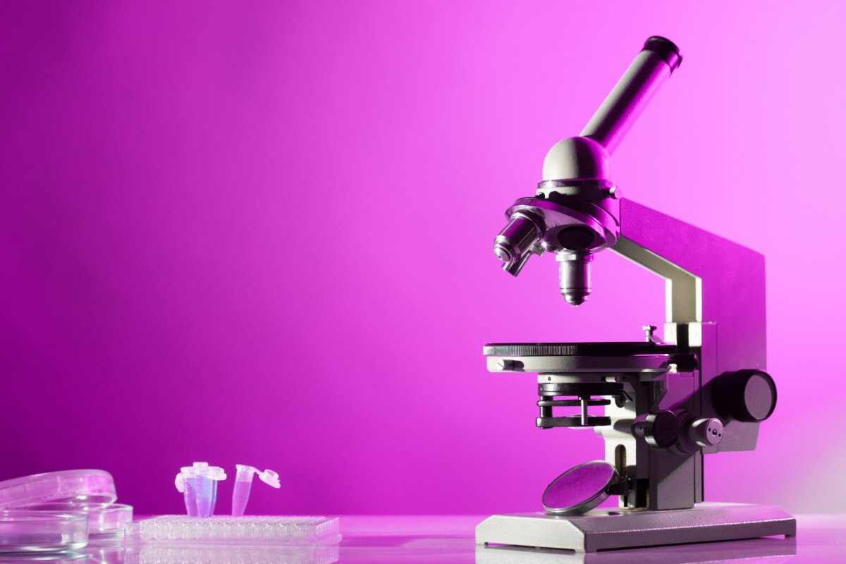 Illustration displaying a microscope on a purple background.