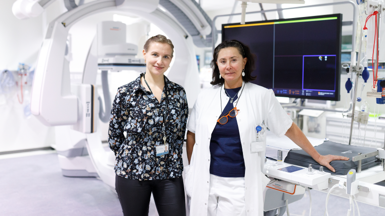 Afsnitsledende radiograf Monica Kjærgård Mejer og specialeansvarlig overlæge Svetlana Rudnicka foran det nye udstyr