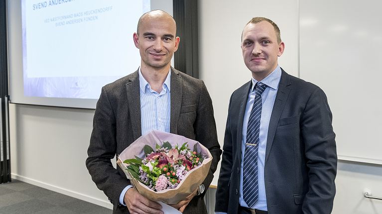 Professor Tarec Christoffer El-Galaly (tv.) og næstformand for Svend Andersen Fonden, Mads Heuckendorff. (Foto: AAU)