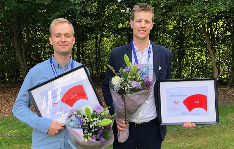 Lasse Hjort Jakobsen tv. og Jakob Winther Kirkegård th. modtager årets Juniorforskerpriser fra Kræftens Bekæmpelse. Foto: Kræftens Bekæmpelse