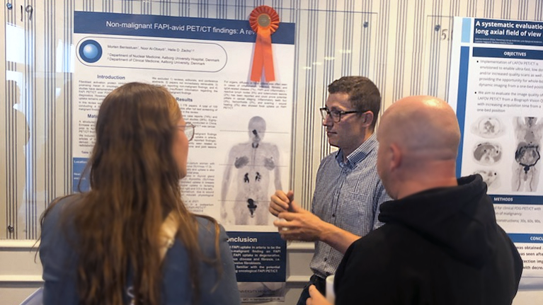 Morten Bentestuen foran sin prisbelønnede poster