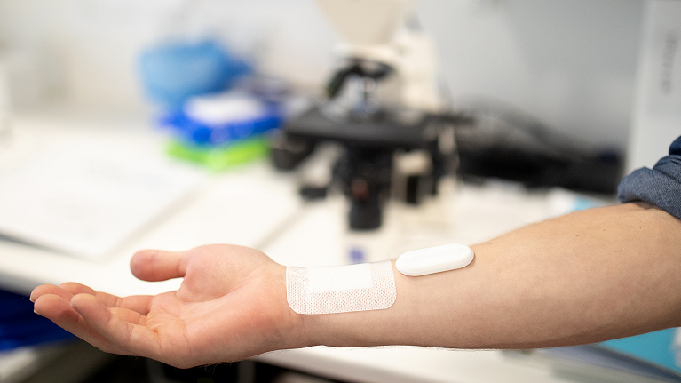Det intelligente shuntplaster demonstreret på en arm