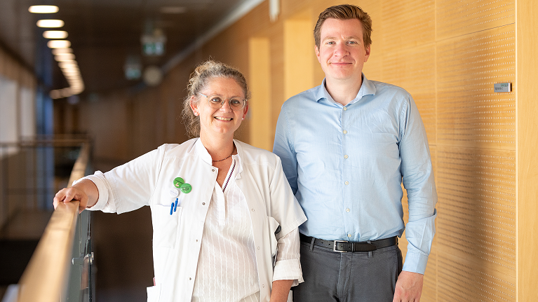 Overlæge Ulla Møller Weinreich og reservelæge Peter Ascanius Jacobsen fra Lungemedicinsk Afdeling. (Foto: Line Bloch Klostergaard, Kommunikation)