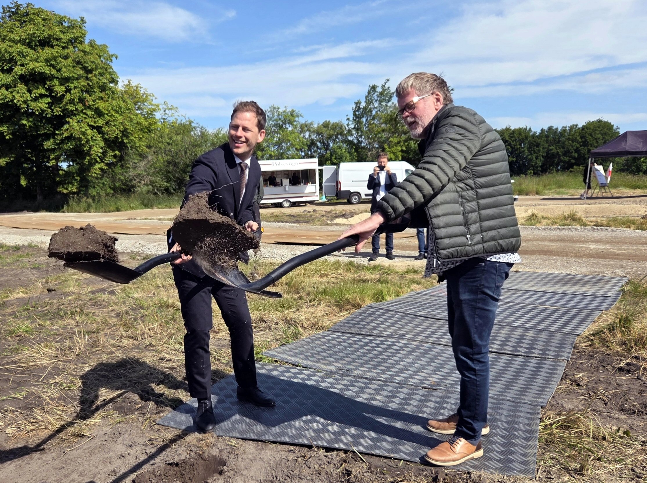 Regionsrådsformand Mads Duedahl og leder af Biomedicinsk Forskningslaboratorium Benedict Kjærgaard tog i fællesskab det symbolske første spadestik til den nye dyrestald.