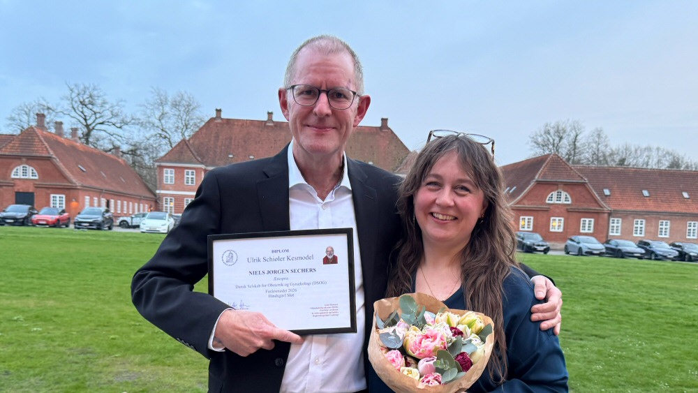 Ulrik Schiøler Kesmodel med DSOG's formand, Maria Cathrine Schmidt, som overrakte prisen.