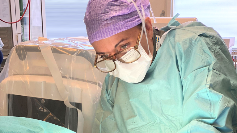 Ledende overlæge Helga Gulisano under indsættelse af pumpen på den første patient.