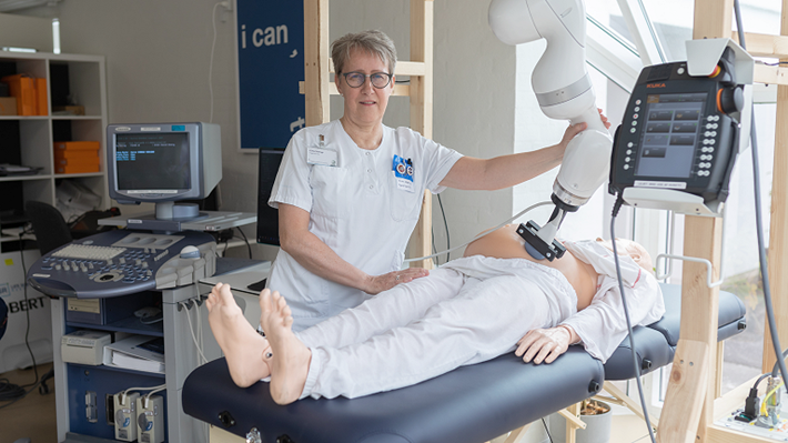 Gitte Størup arbejder på at udvikle en roboarm, der kan aflaste sonograferne