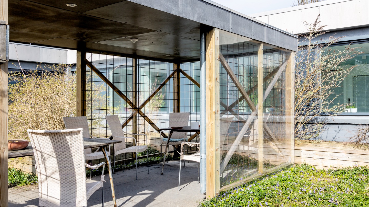 Rygepavillon i lukket gårdhave