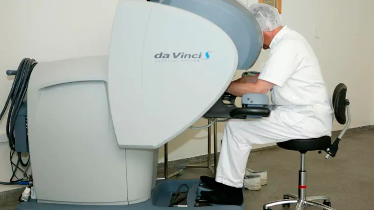 Her sidder lægen ved den konsol, som styrer robotinstrumenterne, som bruges ved operationen