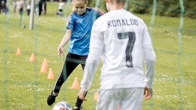 Fodbold for både drenge og piger