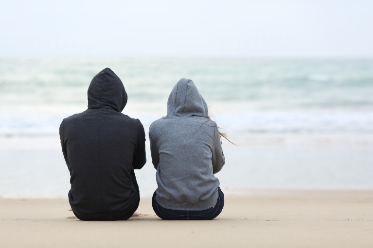 Unge på strand