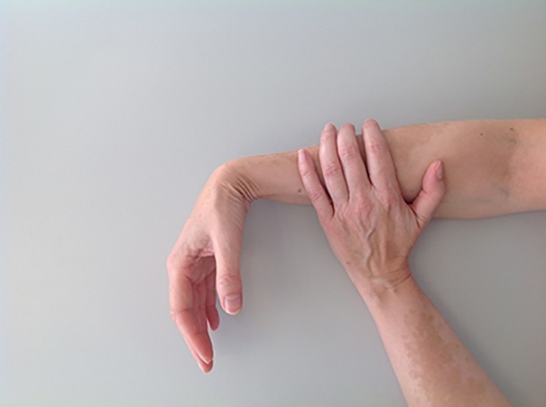 Et billede, der indeholder person, mand, opbevarer, hånd

Automatisk genereret beskrivelse