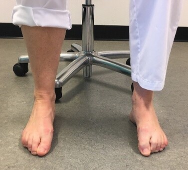 Et billede, der indeholder person, gulv, fod, ben

Automatisk genereret beskrivelse