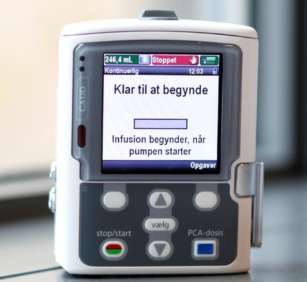Foto af CADD-pumpens display med teksten Klar til at begynde og Infusion begynder, n&aring;r pumpen starter