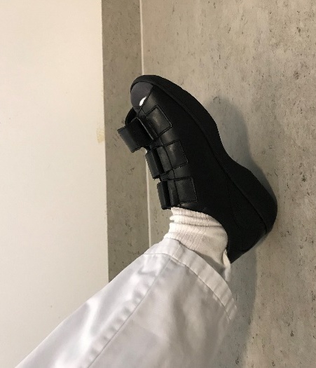 Fod med behandlersandal p&aring;
