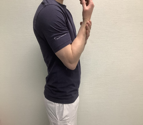 Foto af mand, der bruger sin ene arm til at gribe omkring den anden arm. Form&aring;let er at illustrere &oslash;velsen, der ogs&aring; er beskrevet med ord.