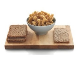 2 stykker rugbrød, en skål pasta og 1 groft knækbrød