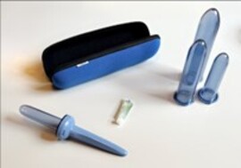 Dilatatorsæt, der består af et etui med 4 lukkede, afrundede plastikrør af forskellig størrelse, et håndtag som rørene kan påsættes samt en tube med creme.