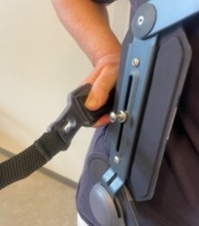 B&aelig;lte med en n&oslash;glehulsformet &aring;bning, der kan s&aelig;ttes faste p&aring; en metalknop i siden p&aring; korsettet. Knoppen kan justeres op og ned i h&oslash;jde, s&aring; den placerer korsettets bagside.