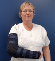 Billede af kvinde med armen i cubitofix-bandage