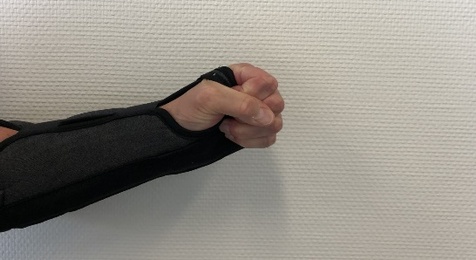 Foto af underarm og h&aring;nd med 5 lukket h&aring;nd. Form&aring;let er at illustrere &oslash;velsen, der ogs&aring; er beskrevet med ord.