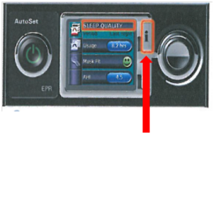 Cpap-apparatets forside. Pil peger på bogstavet "i" på apparatets forside. Knappen sidder til højre på forsiden, men lige til venstre for den store knap.