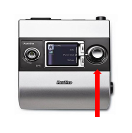 Cpap-apparatets forside. Pil peger på knap i højre side af apparatets forside - set forfra.