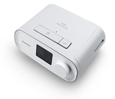 Apparatet hvor tænd/sluk knappen ses oven på apparatet. Knappen er rektangulær og der er en anden kvadratisk knap ved siden af.