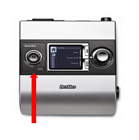 Cpap-apparatets forside. Pil peger på apparatets venstre side af forsiden - set forfra.