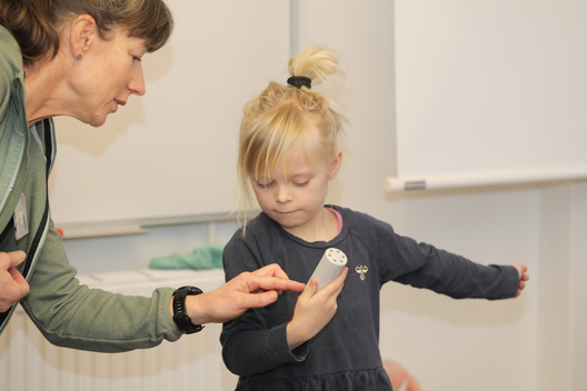 Et billede, der indeholder person, tøj, Ansigt, mur
Indhold genereret af kunstig intelligens kan være forkert.