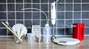 Elmikser, vægt, stavblender, decilitermål, rivejern, skeer, sugerør.